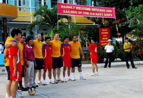 Sỹ quan Hải quân Mỹ tham gia thi đấu bóng chuyền với chiến sỹ Hải quân Việt Nam Sỹ quan Hải quân Mỹ tham gia thi đấu bóng chuyền với chiến sỹ Hải quân Việt Nam