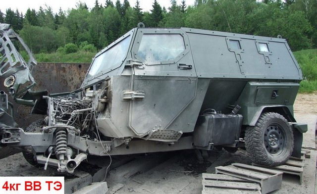 Với 4 kg thuốc nổ, xe bọc thép Scorpion bị mất phần động cơ, tan nát 1 bánh trước và bánh sau Với 4 kg thuốc nổ, xe bọc thép Scorpion bị mất phần động cơ, tan nát 1 bánh trước và bánh sau