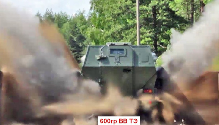 Với 600 gram thuốc nổ TNT xe gần như không hề hấn gìc Với 600 gram thuốc nổ TNT xe gần như không hề hấn gìc