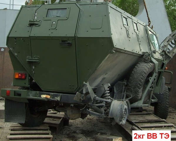 Với 2 kg thuốc nổ xe bị văng nát 1 bánh sau Với 2 kg thuốc nổ xe bị văng nát 1 bánh sau