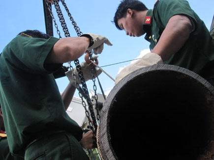 Bom được cẩu vào giá đỡ trên moóc kéo di động.