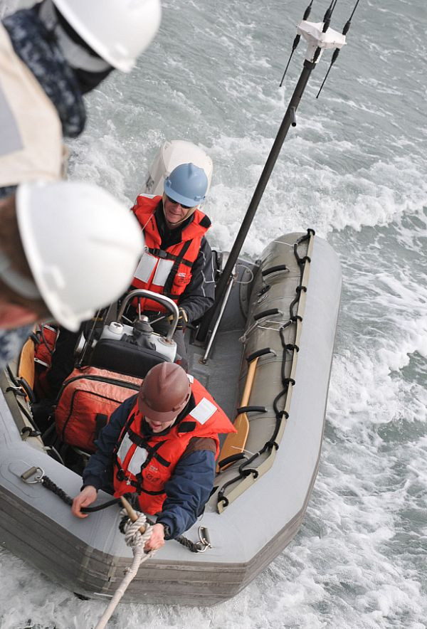 Các kỹ sư quân sự của Hải quân Mỹ trên Biển Hoàng Hải ngày 19/3/2012.