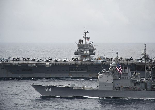 Tàu sân bay USS Enterprise (CVN 65) và tuần dương hạm USS Vicksburg (CG 69) trên Đại Tây Dương ngày 19/3/2012.