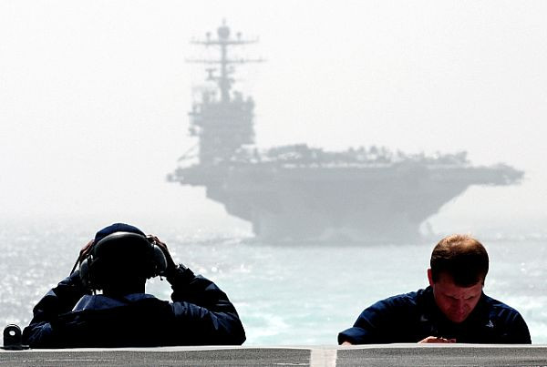 Khu hạm USS Sterett (DDG 104) và tàu sân bay USS Abraham Lincoln (CVN 72) ở Eo biển Hormur hôm 12/3/2012.