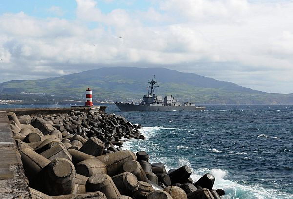 Khu trục hạm USS Forrest Sherman (DDG 98) của Hải quân Mỹ tại bờ biển PORTA DELGADA, Azores ngày 19/3/2012.