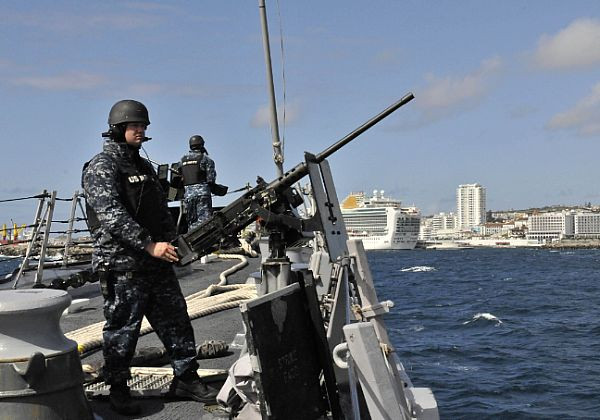 Các binh sỹ trên tàu khu trục USS Forrest Sherman (DDG 98) tại bờ biển PORTA DELGADA, Azores ngày 29/3/2012.