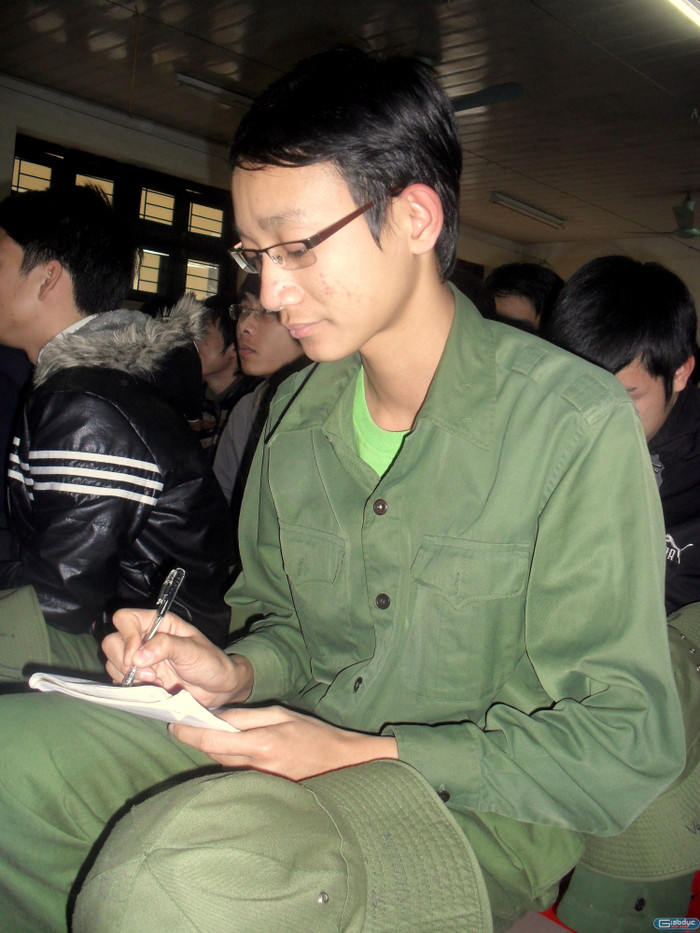 Nhìn chiếc mũ tai beo để ngay ngắn, nét điềm đạm của chiến sĩ này lại nhớ tới những người lính một thời từ biệt giảng đường đại học lên đường chiến đấu bảo vệ Tổ quốc. Nhìn chiếc mũ tai beo để ngay ngắn, nét điềm đạm của chiến sĩ này lại nhớ tới những người lính một thời từ biệt giảng đường đại học lên đường chiến đấu bảo vệ Tổ quốc.