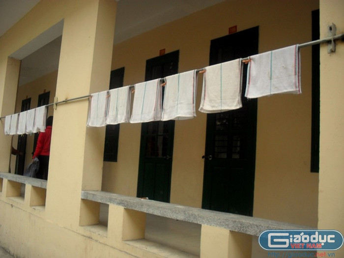 Hành lang phía trước là nơi phơi khăn mặt có kẹp thẳng hàng, đúng quy định Hành lang phía trước là nơi phơi khăn mặt có kẹp thẳng hàng, đúng quy định