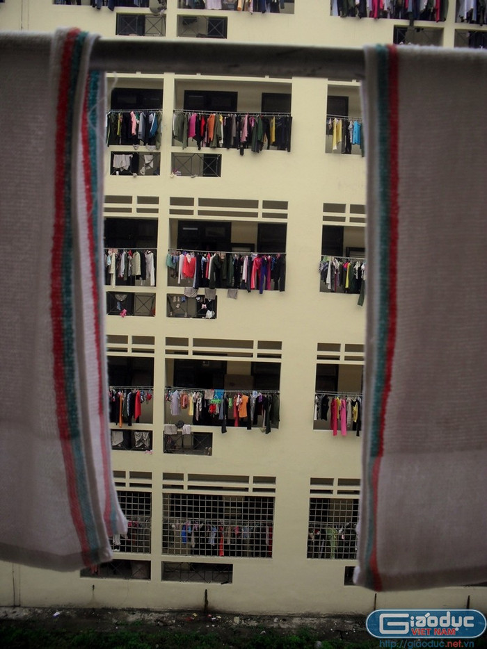Phía sau là nơi treo quần áo Phía sau là nơi treo quần áo