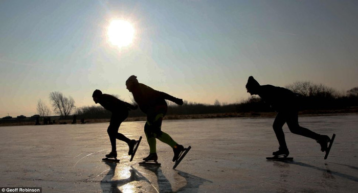 Trượt băng trên những cánh đồng bị đông thành đá ở Cambridgeshire Fens