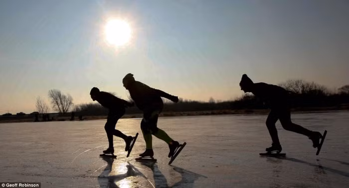Trượt băng trên những cánh đồng bị đông thành đá ở Cambridgeshire Fens