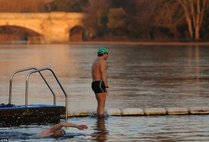 Dũng cảm bơi trong làn nước lạnh tại công viên Hyde Park, Anh