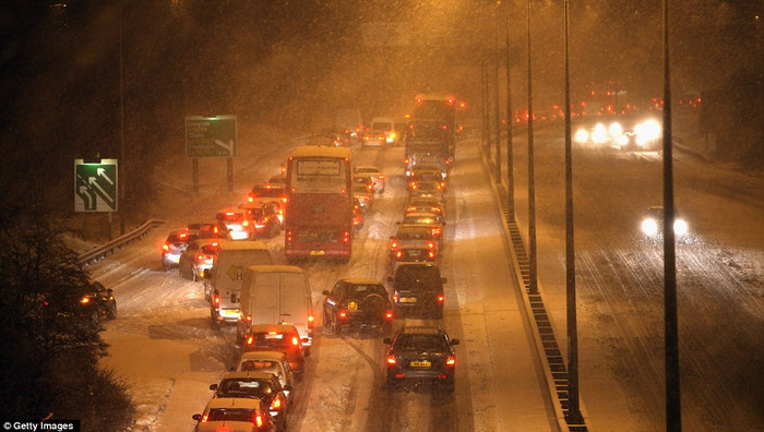 Tuyến đường A50 ở Anh bị tắckệt do tuyết rơi dày