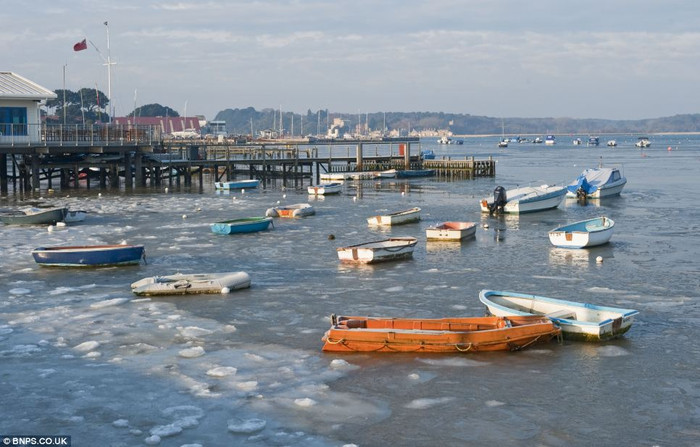 Khu nghỉ dưỡng mùa hè Sandbanks ở Siberia bị kẹt cứng trong băng đá