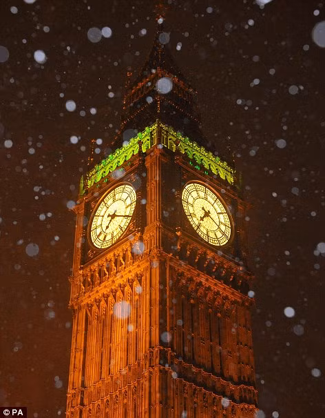 Tháp đồng hồ Big Ben trên Quảng Trường Nghị viện tối 4/2/21012