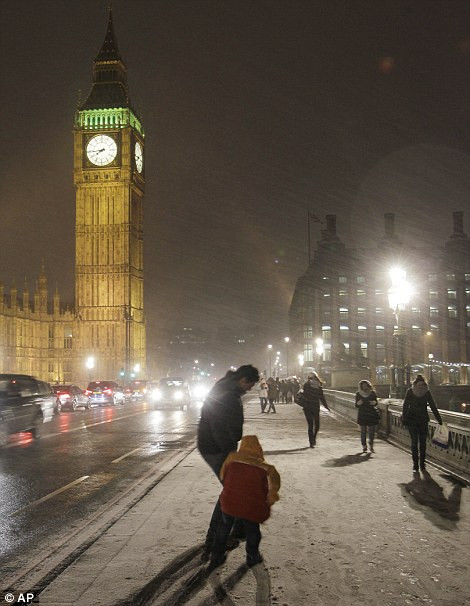Người dân đi lại trên cầu Westminster ở London