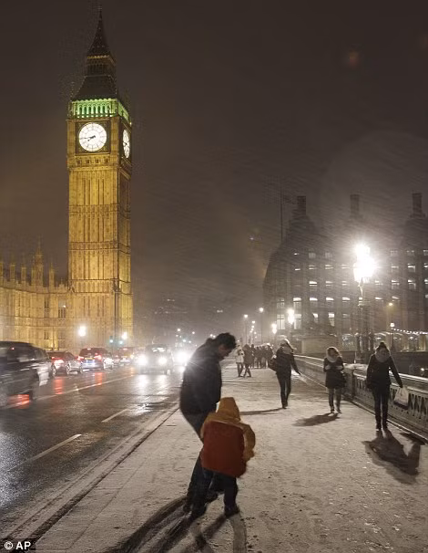 Người dân đi lại trên cầu Westminster ở London