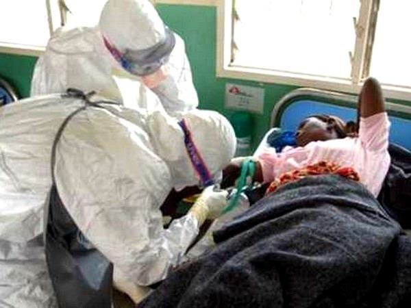 Chăm sóc cho bệnh nhân bị nghi nhiễm virus Ebola ở Tây Phi. (Nguồn: utahpeoplespost.com) Chăm sóc cho bệnh nhân bị nghi nhiễm virus Ebola ở Tây Phi. (Nguồn: utahpeoplespost.com)