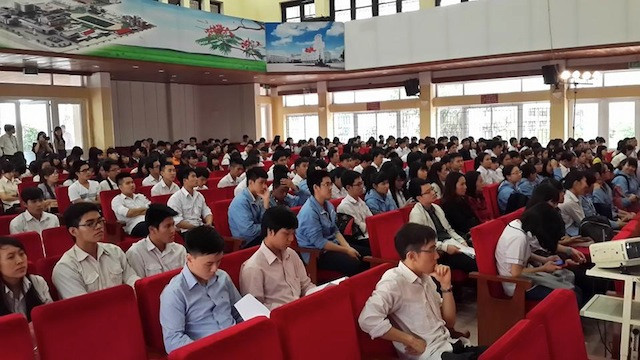 Hơn 400 học sinh, sinh viên dự lễ phát động cuộc thi Vô địch tiếng Anh Hải Phòng lần thứ nhất. Hơn 400 học sinh, sinh viên dự lễ phát động cuộc thi Vô địch tiếng Anh Hải Phòng lần thứ nhất.