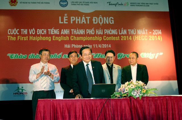 Đồng chí Nguyễn Hữu Doãn đã chính thức ấn nút “Khởi động" trên hệ thống thi trực tuyến trước sự chứng kiến của TS.Lê Thống Nhất, ông Hà Văn Thủy - Liên Hiệp Các Tổ Chức Hữu Nghị TP Hải Phòng, ông Đỗ Trí Nhân - Chủ tịch HĐQT tập đoàn ETECH, ông Nguyễn Hoà Bình - Giám đốc Công ty TNHH Hãy Trực tuyến. Đồng chí Nguyễn Hữu Doãn đã chính thức ấn nút “Khởi động" trên hệ thống thi trực tuyến trước sự chứng kiến của TS.Lê Thống Nhất, ông Hà Văn Thủy - Liên Hiệp Các Tổ Chức Hữu Nghị TP Hải Phòng, ông Đỗ Trí Nhân - Chủ tịch HĐQT tập đoàn ETECH, ông Nguyễn Hoà Bình - Giám đốc Công ty TNHH Hãy Trực tuyến.