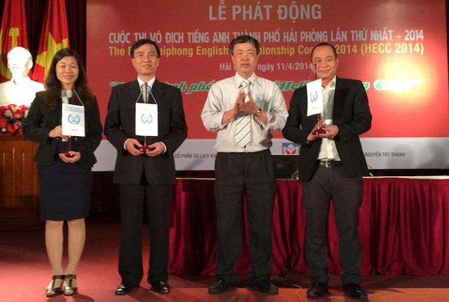 TS.Lê Thống Nhất tặng cờ IOE cho lãnh đạo các đơn vị phối hợp tổ chức cuộc thi. TS.Lê Thống Nhất tặng cờ IOE cho lãnh đạo các đơn vị phối hợp tổ chức cuộc thi.