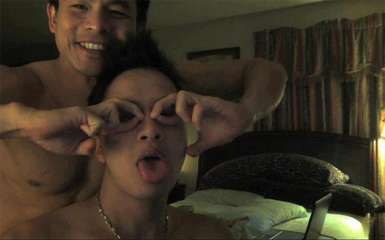 Sự việc đó đã từng xuất hiện khi anh hôn một vũ công nam nồng cháy trên sân khấu. Tuy nhiên, Cao Thái Sơn chia sẻ trên một tờ báo điện tử rằng: “Những gì người đó đưa lên mạng đều thiếu căn cứ và tôi cũng đang bàn bạc với ê-kíp của mình phương án giải quyết, một là im lặng, hai là lên tiếng nhưng cá nhân mình, tôi nghĩ im lặng sẽ thích hợp hơn. Còn về vấn đề người đó tố cáo tôi chuyện lừa tiền, tôi cũng không muốn tranh cãi trên mặt báo hay trên mạng mà sẽ để cơ quan điều tra làm việc. Tôi còn có nhiều việc khác để chú tâm vào và tôi tin, cuộc sống có nhân - có quả, người nào sống không tốt sẽ bị quả báo thôi.” Sự việc đó đã từng xuất hiện khi anh hôn một vũ công nam nồng cháy trên sân khấu. Tuy nhiên, Cao Thái Sơn chia sẻ trên một tờ báo điện tử rằng: “Những gì người đó đưa lên mạng đều thiếu căn cứ và tôi cũng đang bàn bạc với ê-kíp của mình phương án giải quyết, một là im lặng, hai là lên tiếng nhưng cá nhân mình, tôi nghĩ im lặng sẽ thích hợp hơn. Còn về vấn đề người đó tố cáo tôi chuyện lừa tiền, tôi cũng không muốn tranh cãi trên mặt báo hay trên mạng mà sẽ để cơ quan điều tra làm việc. Tôi còn có nhiều việc khác để chú tâm vào và tôi tin, cuộc sống có nhân - có quả, người nào sống không tốt sẽ bị quả báo thôi.”