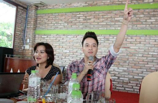 Tuy nhiên, anh đã không im lặng. Ngày 23/5, Cao Thái Sơn tổ chức một cuộc "họp báo" đặc biệt. Chỉ những phóng viên được mời mới có quyền vào. Trong cuộc họp báo này, anh khẳng định mình "chuẩn man" và không lừa tình, lừa tiền. Có thể nói, đây là một cuộc họp báo vô tiền khoáng hậu. Sau khi họp báo để giải quyết khủng hoảng, scandal của Cao Thái Sơn tiếp tục bị đẩy lên đến đỉnh điểm khi người có tên Adam Nguyen "dọa" sẽ tung clip tình ái của Cao Thái Sơn lên mạng. Tuy nhiên, anh đã không im lặng. Ngày 23/5, Cao Thái Sơn tổ chức một cuộc "họp báo" đặc biệt. Chỉ những phóng viên được mời mới có quyền vào. Trong cuộc họp báo này, anh khẳng định mình "chuẩn man" và không lừa tình, lừa tiền. Có thể nói, đây là một cuộc họp báo vô tiền khoáng hậu. Sau khi họp báo để giải quyết khủng hoảng, scandal của Cao Thái Sơn tiếp tục bị đẩy lên đến đỉnh điểm khi người có tên Adam Nguyen "dọa" sẽ tung clip tình ái của Cao Thái Sơn lên mạng.