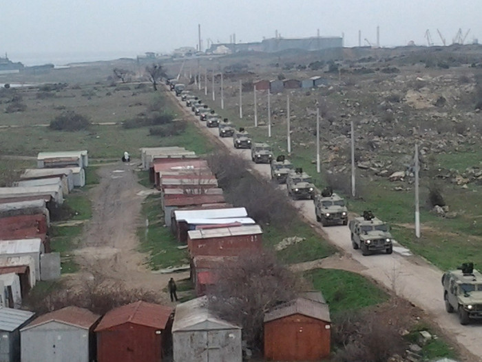 Bộ binh được đưa bằng xe bọc thép có súng máy hành quân trên đường Bộ binh được đưa bằng xe bọc thép có súng máy hành quân trên đường