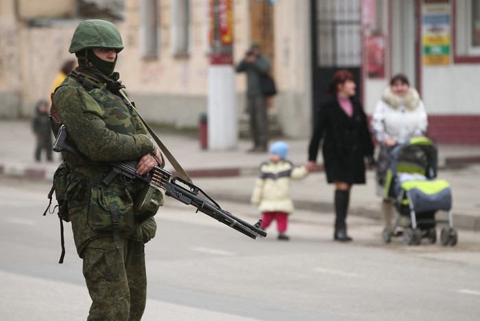 Một binh sỹ đang đứng gác cùng khẩu súng trung liên Một binh sỹ đang đứng gác cùng khẩu súng trung liên