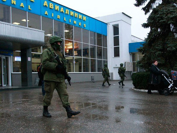 Lính có vũ trang đứng gác và đi tuần tại sân bay Simferopol, Ukraine Lính có vũ trang đứng gác và đi tuần tại sân bay Simferopol, Ukraine