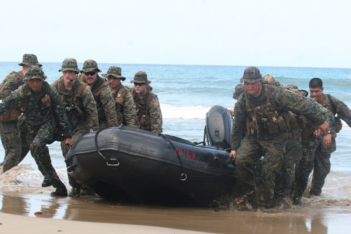 Lính thuỷ đánh bộ Mỹ và Philippine cùng hợp sức kéo xuồng trinh sát lên bờ Lính thuỷ đánh bộ Mỹ và Philippine cùng hợp sức kéo xuồng trinh sát lên bờ