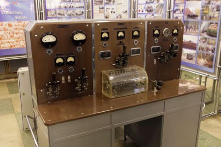 Bàn điều khiển nổ của đầu đạn hạt nhân đầu tiên của Liên Xô. Bàn điều khiển nổ của đầu đạn hạt nhân đầu tiên của Liên Xô.