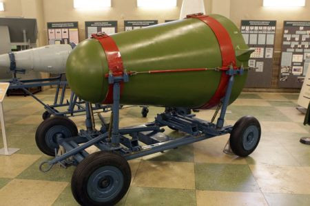 Blok đầu đạn nhiệt hạch của tên lửa đạn đạo liên lục địa đầu tiên có khả năng tự phân tách thành nhiều đầu đạn. Công suất 2 megaton. Tầm hoạt động - 12 ngàn dặm. Được đưa vào trang bị từ năm 1970 đến 1979. Blok đầu đạn nhiệt hạch của tên lửa đạn đạo liên lục địa đầu tiên có khả năng tự phân tách thành nhiều đầu đạn. Công suất 2 megaton. Tầm hoạt động - 12 ngàn dặm. Được đưa vào trang bị từ năm 1970 đến 1979.