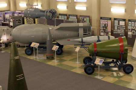 Giữa ảnh là quả đạn pháo hạt nhân đầu tiên của Liên Xô. Đầu đạn do phòng thiết kế số 11 phát triển trong các năm 1953-1956 dưới sự chủ trì của Viện sĩ hàn lâm M.A. Lavrentiev. Các thử nghiệm được thực hiện ngày 18/3/1956 tại bãi thử nghiệm Semipalatinsk. Giữa ảnh là quả đạn pháo hạt nhân đầu tiên của Liên Xô. Đầu đạn do phòng thiết kế số 11 phát triển trong các năm 1953-1956 dưới sự chủ trì của Viện sĩ hàn lâm M.A. Lavrentiev. Các thử nghiệm được thực hiện ngày 18/3/1956 tại bãi thử nghiệm Semipalatinsk.