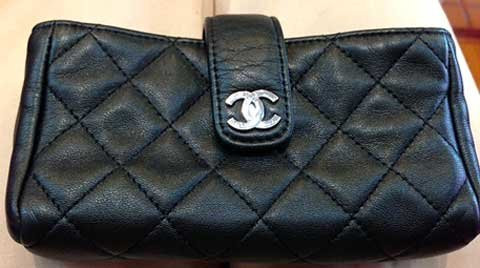 Chiếc ví bỏ điện thoại hiệu Chanel này có giá 700 USD nhưng nếu không nhìn kỹ logo, người mua dễ bị lừa bởi hàng nhái có giá 2 triệu đồng. Chiếc ví bỏ điện thoại hiệu Chanel này có giá 700 USD nhưng nếu không nhìn kỹ logo, người mua dễ bị lừa bởi hàng nhái có giá 2 triệu đồng.