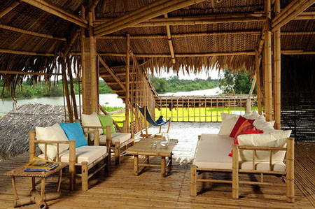 Hiện, ông Hảo đang tiến hành rao bán ngôi nhà. Tuy nhiên, để trở thành tân chủ nhân của ngôi nhà tre đặc biệt không phải là dễ. Những khách hàng tiềm năng sẽ phải vượt qua một “vòng phỏng vấn”. Ông Hảo cần phải chắc chắn, họ là người yêu thiên nhiên và có ý thức bảo vệ môi trường. Nếu không, họ sẽ không phù hợp để sống trong ngôi nhà đó. Hiện, ông Hảo đang tiến hành rao bán ngôi nhà. Tuy nhiên, để trở thành tân chủ nhân của ngôi nhà tre đặc biệt không phải là dễ. Những khách hàng tiềm năng sẽ phải vượt qua một “vòng phỏng vấn”. Ông Hảo cần phải chắc chắn, họ là người yêu thiên nhiên và có ý thức bảo vệ môi trường. Nếu không, họ sẽ không phù hợp để sống trong ngôi nhà đó.