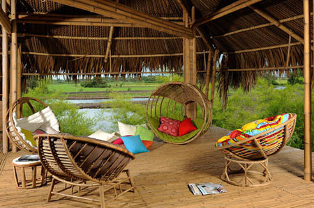 Ngôi nhà sử dụng năng lượng mặt trời, có các loại vật nuôi như: gà, vịt. Chất thải của chúng lại được sử dụng làm phân bón cho vườn rau. Ngôi nhà sử dụng năng lượng mặt trời, có các loại vật nuôi như: gà, vịt. Chất thải của chúng lại được sử dụng làm phân bón cho vườn rau.