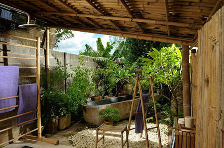 Nhà có 4 phòng ngủ và một phòng tắm, gồm cả một bồn tắm đá được khắc thủ công. Nhà có 4 phòng ngủ và một phòng tắm, gồm cả một bồn tắm đá được khắc thủ công.