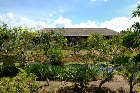 Ngôi nhà nằm ở huyện Trảng Bàng, cách trung tâm TP.HCM khoảng 30 dặm. Ông Hảo cho biết, lý do khiến ông chọn địa điểm này để xây nhà tre là vì cảnh quan tự nhiên tươi đẹp nơi đây. Ngôi nhà được bao quanh bởi dòng sông và những cánh đồng lúa. Ngôi nhà nằm ở huyện Trảng Bàng, cách trung tâm TP.HCM khoảng 30 dặm. Ông Hảo cho biết, lý do khiến ông chọn địa điểm này để xây nhà tre là vì cảnh quan tự nhiên tươi đẹp nơi đây. Ngôi nhà được bao quanh bởi dòng sông và những cánh đồng lúa.