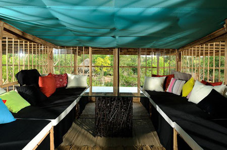 Ông bắt đầu rao bán ngôi nhà từ hồi tháng 10 với giá 1 triệu USD. Ông cho biết, ông không hề có tâm lý sốt sắng khi bán ngôi nhà này vì động cơ của ông không phải vì tiền bạc mà muốn khuyến khích một phong cách sống thân thiện với môi trường xung quanh. Ông bắt đầu rao bán ngôi nhà từ hồi tháng 10 với giá 1 triệu USD. Ông cho biết, ông không hề có tâm lý sốt sắng khi bán ngôi nhà này vì động cơ của ông không phải vì tiền bạc mà muốn khuyến khích một phong cách sống thân thiện với môi trường xung quanh.