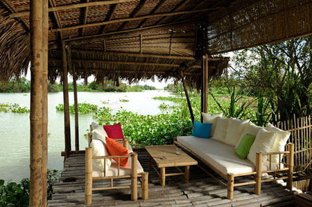 Sử dụng ngôi nhà tre như một nơi để thư giãn. Ông Hảo cho biết, ông chưa từng đi giày khi sống ở đây, vì cảm giác đi chân trần giữa nơi gần gũi với thiên nhiên thế này cực kỳ dễ chịu. Sử dụng ngôi nhà tre như một nơi để thư giãn. Ông Hảo cho biết, ông chưa từng đi giày khi sống ở đây, vì cảm giác đi chân trần giữa nơi gần gũi với thiên nhiên thế này cực kỳ dễ chịu.