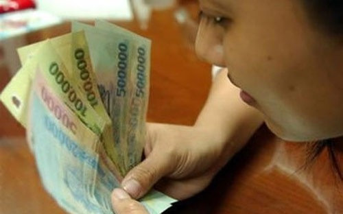 Khi nhận mấy chục triệu vào cuối năm, người ta thường cho rằng được thưởng mấy chục triệu nhưng không nghĩ đến việc, 11 tháng đầu năm đáng lẽ họ được nhận lương 4 triệu thì họ chỉ được nhận 3,2 triệu - Ảnh minh họa. Khi nhận mấy chục triệu vào cuối năm, người ta thường cho rằng được thưởng mấy chục triệu nhưng không nghĩ đến việc, 11 tháng đầu năm đáng lẽ họ được nhận lương 4 triệu thì họ chỉ được nhận 3,2 triệu - Ảnh minh họa.