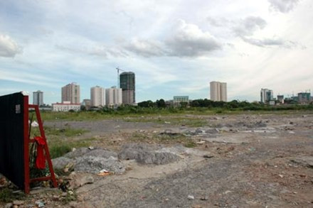 Phía sau tấm biển hoành tráng và đẹp đẽ là bãi đất trống thế này. Phía sau tấm biển hoành tráng và đẹp đẽ là bãi đất trống thế này.