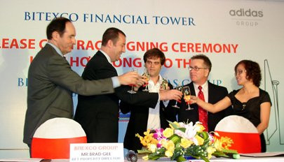 Việc mở cửa hàng thứ 50 tại VN vào cuối năm 2011 (tại TP HCM) cho thấy Adidas đang ăn nên làm ra tại Việt Nam. Ảnh: SaigonTimes. Việc mở cửa hàng thứ 50 tại VN vào cuối năm 2011 (tại TP HCM) cho thấy Adidas đang ăn nên làm ra tại Việt Nam. Ảnh: SaigonTimes.