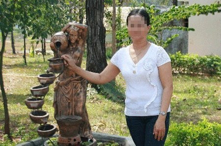 Bà N.T.T.H (giám đốc một công ty truyền thông tại quận Tân Bình, TP.HCM) trong chuyến đi tìm mua tượng nhà mồ tại Đăk Lăk Bà N.T.T.H (giám đốc một công ty truyền thông tại quận Tân Bình, TP.HCM) trong chuyến đi tìm mua tượng nhà mồ tại Đăk Lăk