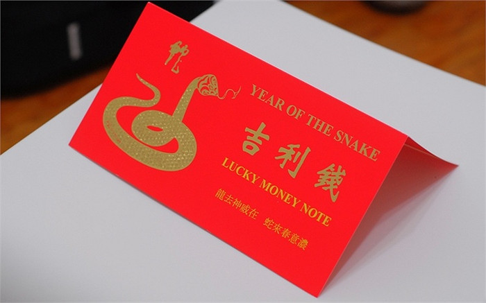 Tờ 1 USD lì xì nhìn từ bên ngoài. Tờ 1 USD lì xì nhìn từ bên ngoài.