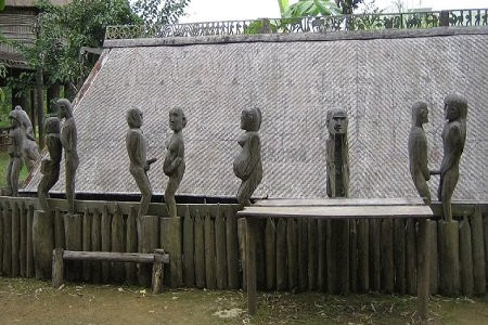 Ông K. (một đầu nậu chuyên săn lùng các loại đồ cổ tại các tỉnh Tây Nguyên, ngụ TP.HCM) tiết lộ: "Tượng nhà mồ Tây Nguyện hiện đang thu hút lượng lớn khách hàng..." Ông K. (một đầu nậu chuyên săn lùng các loại đồ cổ tại các tỉnh Tây Nguyên, ngụ TP.HCM) tiết lộ: "Tượng nhà mồ Tây Nguyện hiện đang thu hút lượng lớn khách hàng..."