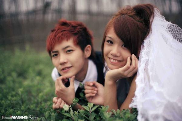 Sự việc càng thêm “xôm tụ” sau khi một thành viên trên Youtube đã lồng bộ ảnh cưới dễ thương này vào bài hát Valentine chờ của Tiên Cookie và đăng lên mạng.