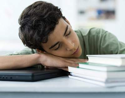 Ngủ không đủ sẽ đẩy nhanh sự lão hóa của các tế bào não. Ngủ không đủ sẽ đẩy nhanh sự lão hóa của các tế bào não.