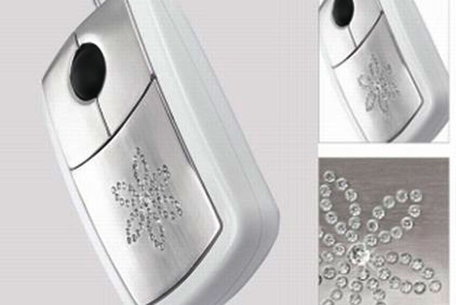 Chuột máy tính RF nạm hoa kim cương Giá tham khảo: 24.249 USD Công ty đến từ Thụy Sĩ Pat Says Now đã đưa ra mẫu chuột máy tính xa xỉ được chế tác từ vàng trắng 18K và 59 viên kim cương lấp lánh. Món trang sức công nghệ này sử dụng công nghệ không dây laze với cảm biến quang độ phân giải 1200 dpi, 2 pin AAA và cổng giao tiếp USB.